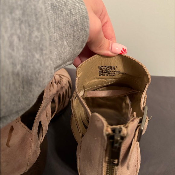 Women’s heels, size 9. Tan color. - Picture 5 of 5